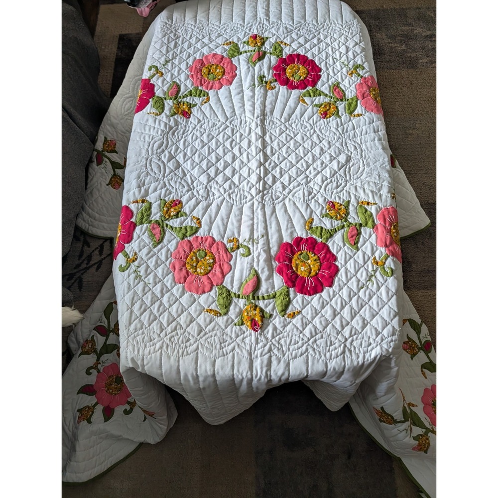 Vintage Hand-stitched Quilt 81*96" .Floral Puffy Wreath W Matched Scalloped Edge